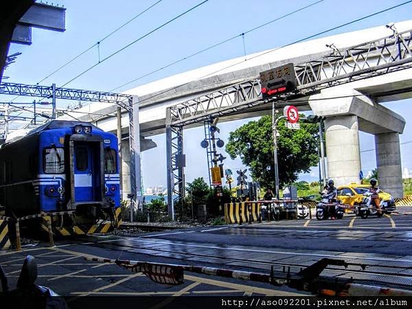 2016062024電車通過大慶站旁平交道
