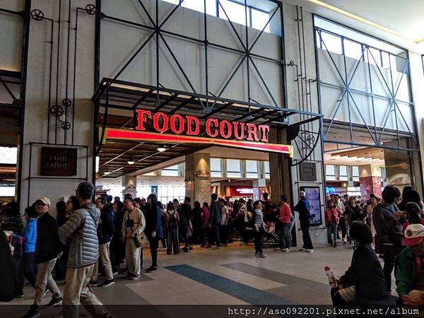 2019020828主場館的廣場美食街