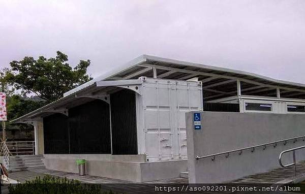 2019052408貨櫃屋搭建的廁所.jpg
