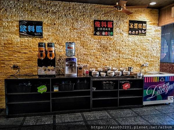 2019110109餐廳後方飲品自助區.jpg