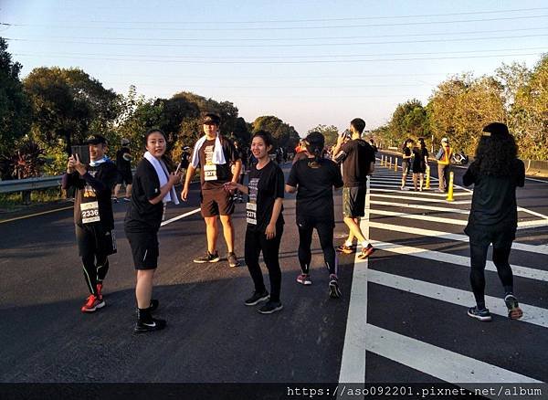 2019111710快速道路上拍照的跑者.jpg