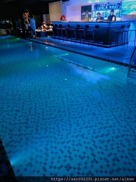 2023033016泳池及池邊酒吧.jpg