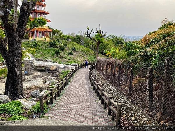 2023040816忠烈塔旁邊的步道.jpg