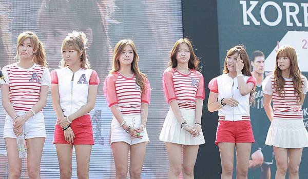 Apink_at_the_NBA_3X_Korea_event,_Yeoeuido_park,_Seoul,_in_August_2013