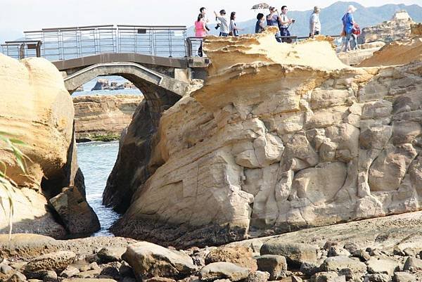 靜靜地看著浪花拍打著海蝕洞2