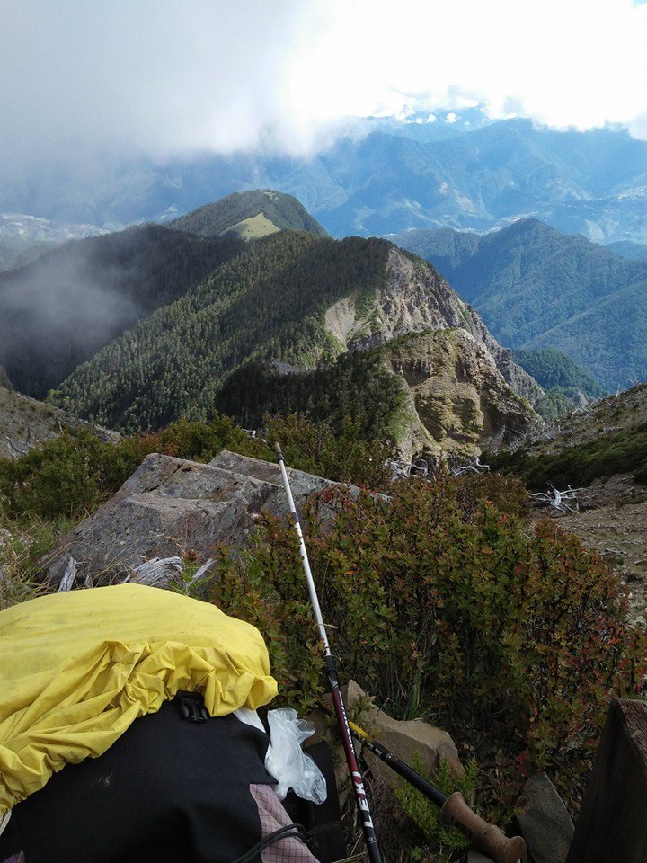 志佳陽大山稜線（正在裸岩奮戰）.jpg