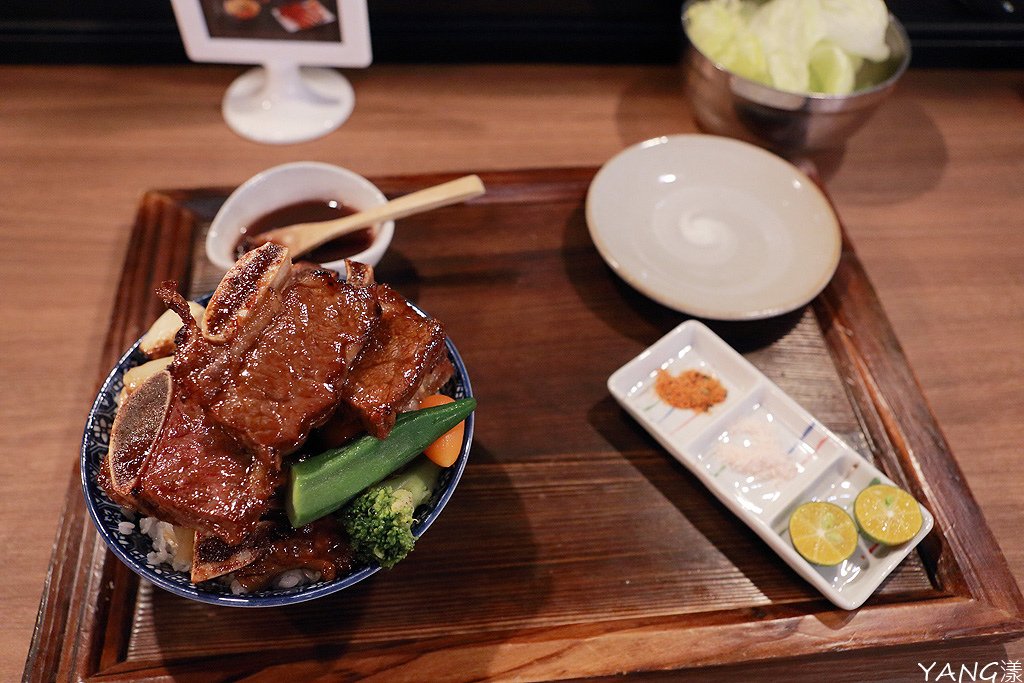 牛小排肉山丼