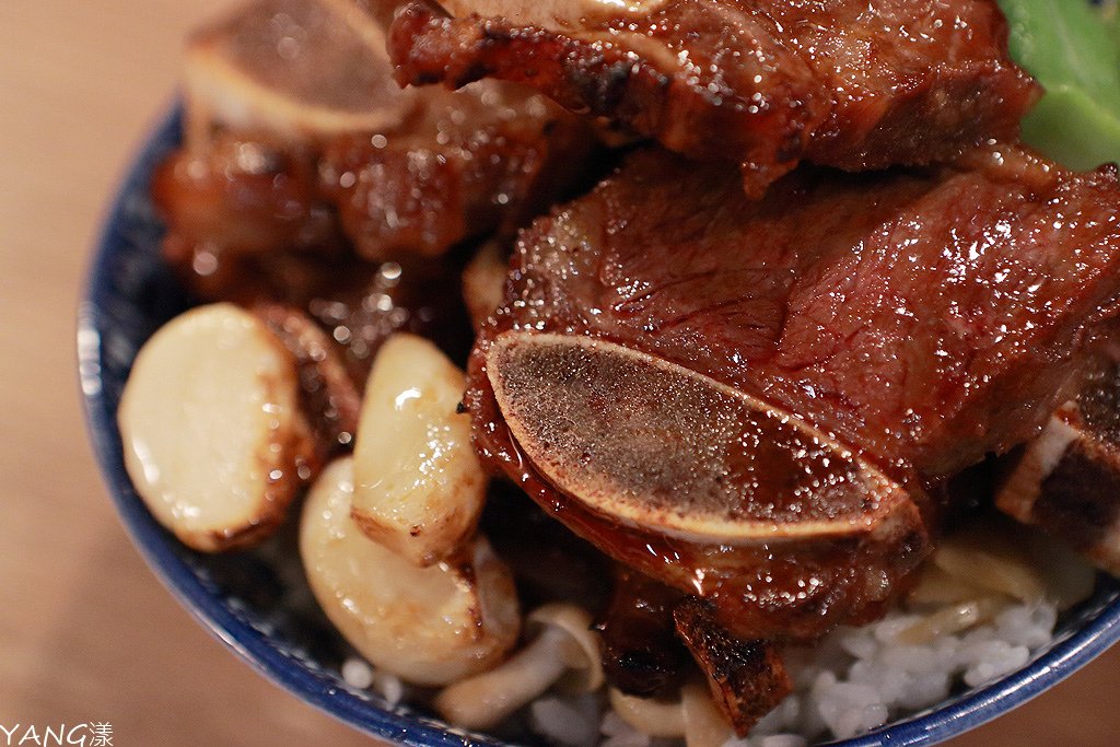 牛小排肉山丼