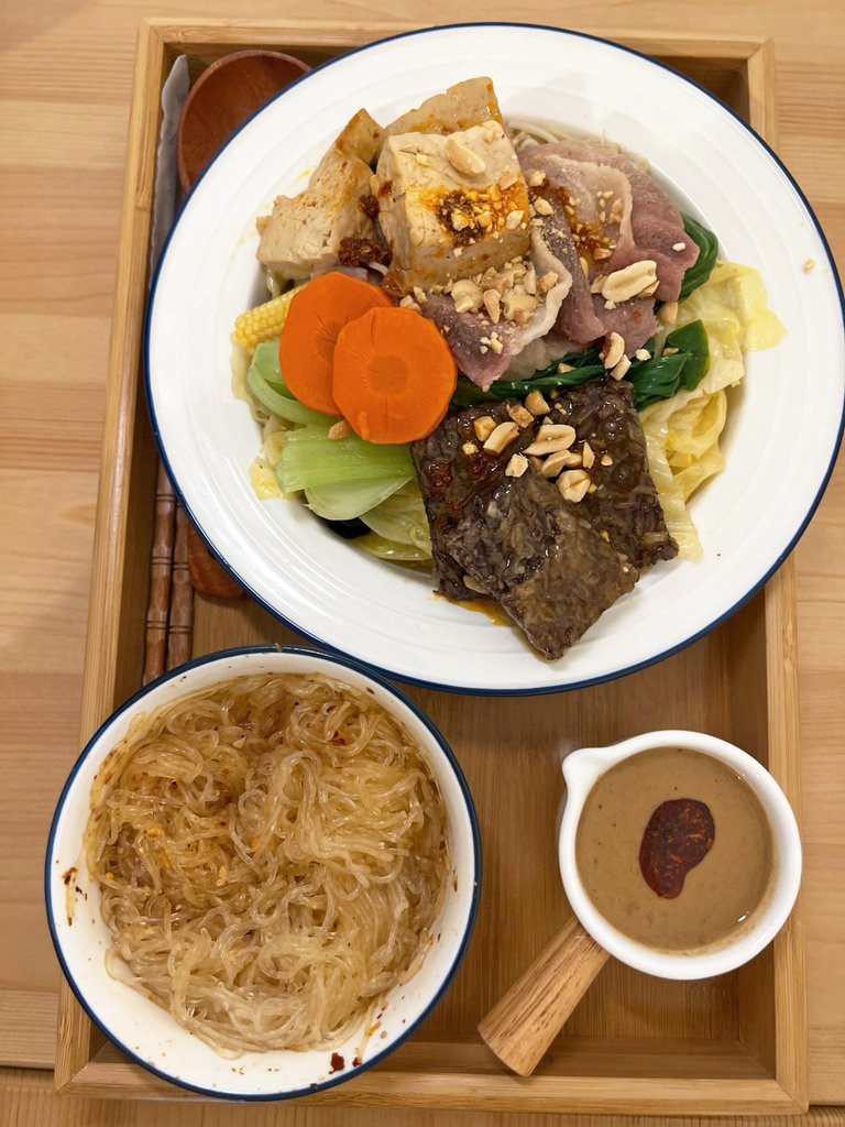 高雄滿足麻奶鍋推薦，南洋椰奶香的麻奶湯頭～微辣微麻18種中藥