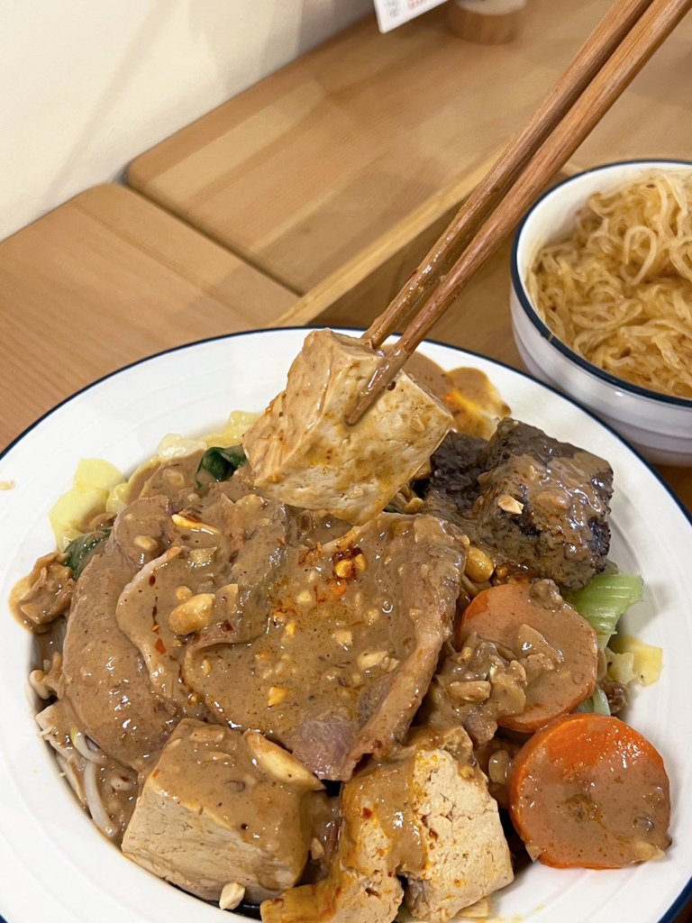高雄滿足麻奶鍋推薦，南洋椰奶香的麻奶湯頭～微辣微麻18種中藥