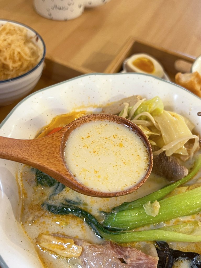 高雄滿足麻奶鍋推薦，南洋椰奶香的麻奶湯頭～微辣微麻18種中藥