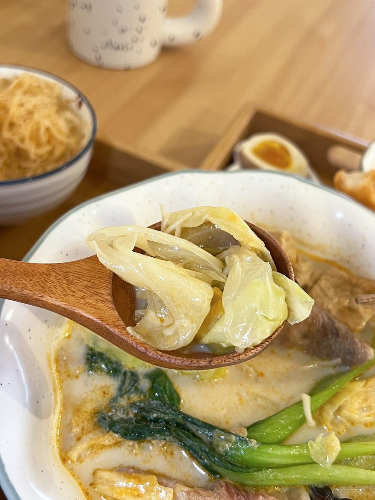 高雄滿足麻奶鍋推薦，南洋椰奶香的麻奶湯頭～微辣微麻18種中藥