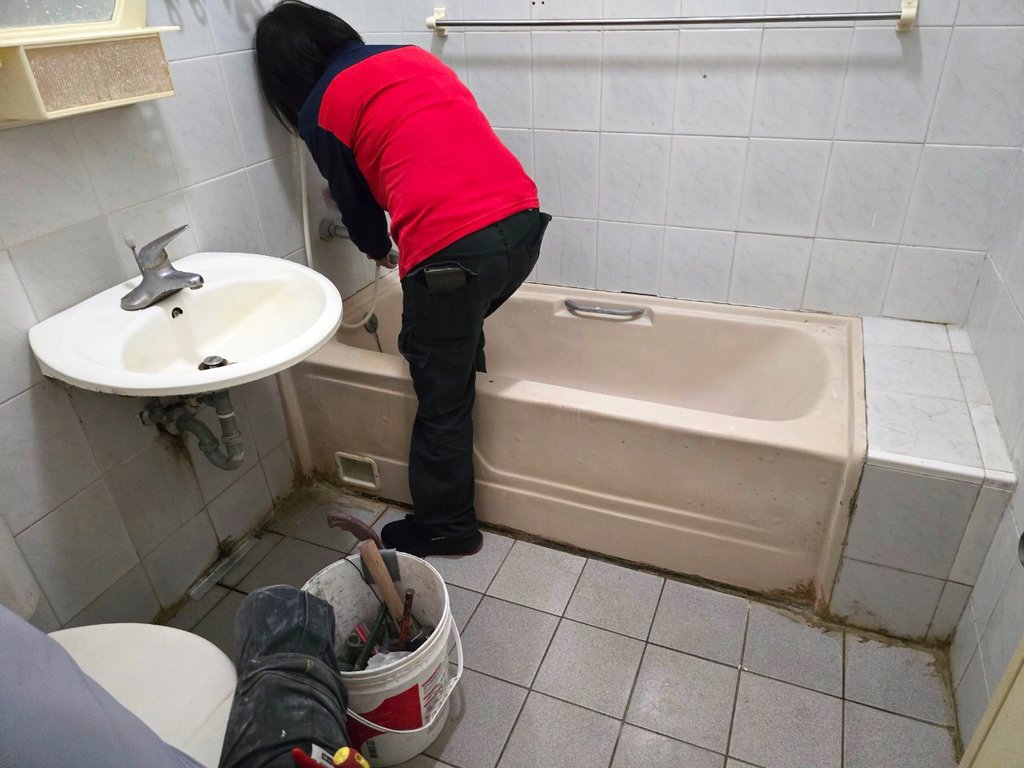 台南廁所翻新推薦│砍掉浴缸淋浴空間更大│全部打掉重做防水層│