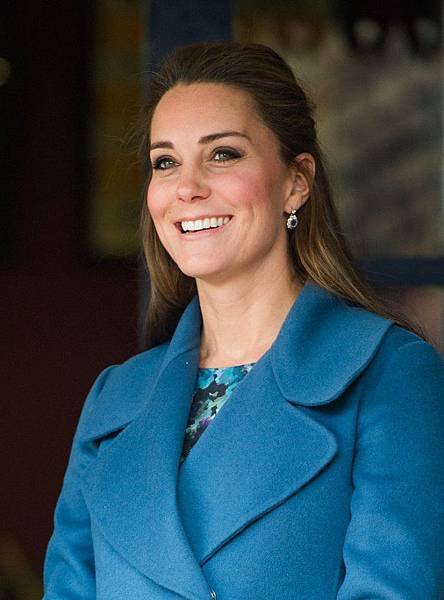 Kate-Middleton-Visits-Pottery-Factory-6-695x940.jpg