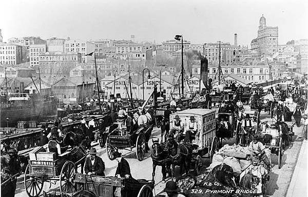 1900 circa. A busy Pyrmont Bridge.jpg