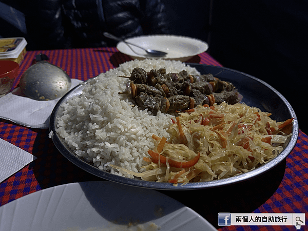 晚餐 牛肉串 高麗菜沙拉 白飯.png