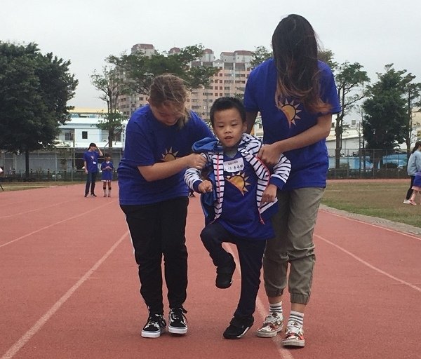 600-弘毓多元療育-身障兒運動會-小運動員克服肢體困難走完賽程，得到自信與肯定.jpg