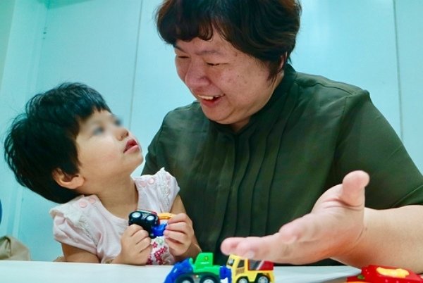 600-上課過程中，彤彤試著用眼神及簡單的動作回應老師.jpg