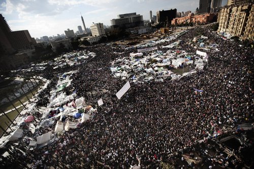 2011年02月10日，埃及成千上萬民眾及工人聚集在開羅解放廣場前示威抗議，要求總統穆巴拉克下臺。.jpg