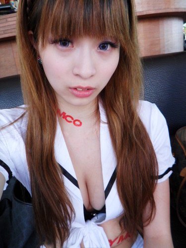 正妹維維 身穿超火辣制服 性感半露美胸~正妹收集站.jpg