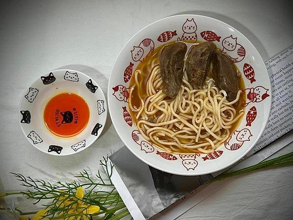 新上市【牛肉麵推薦】老協珍牛肉麵，獨創滾刀塊切法，極品牛腱紅