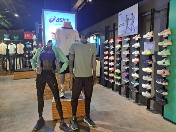 SKM Park Outlets 高雄草衙ASICS 台灣第一家最新 OUTLET 概念店4.26(六)reopen，4.26(六)-5.11(日)5 折以上商品任選 3 件再享 9 折優惠，單筆實際消費滿 3,000 元，即可獲贈獨家贈品-運動腰包乙個。.jpg