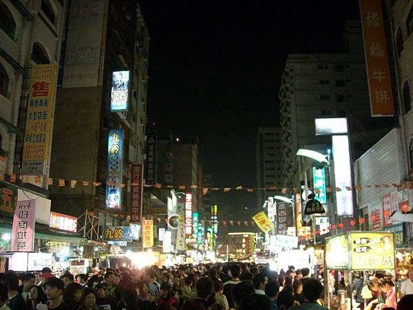5077-2011年二月某天六合夜市人多-DSCN2283.JPG