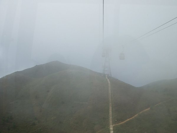 結果山上颳來陣陣大霧