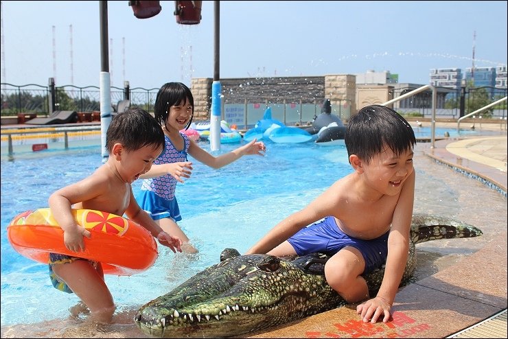 兒童泳池戲水.jpg