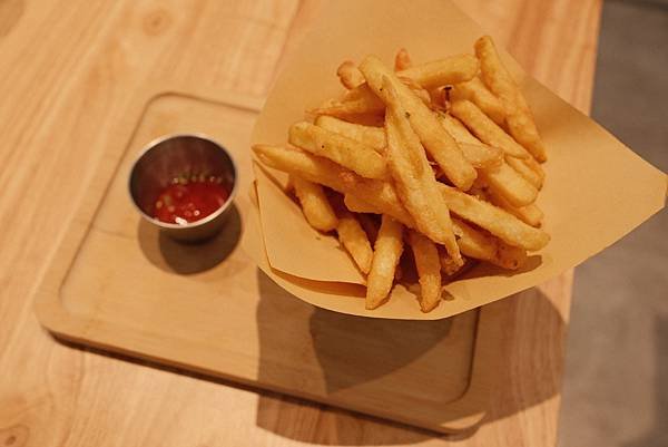 [ 食記 ♔ 桃園 ] [林小妞] 忠貞新村附近的雨林咖啡廳