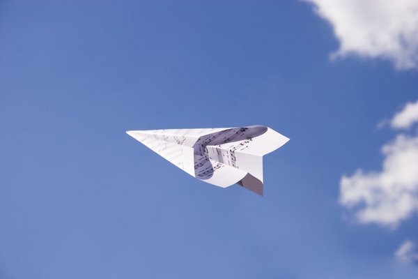 Musical_plane_in_flight_by_eficks.jpg