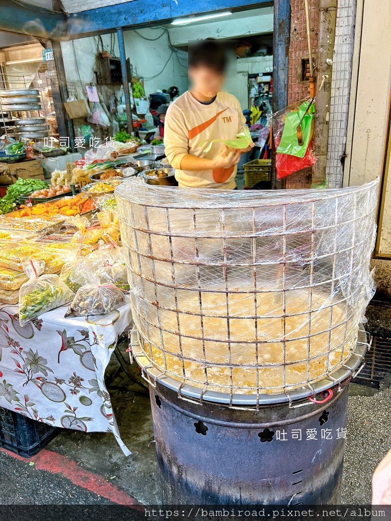 新北．中和區｜和平街市場芋頭鹹粥/芋香粥｜超便宜!料多味美C