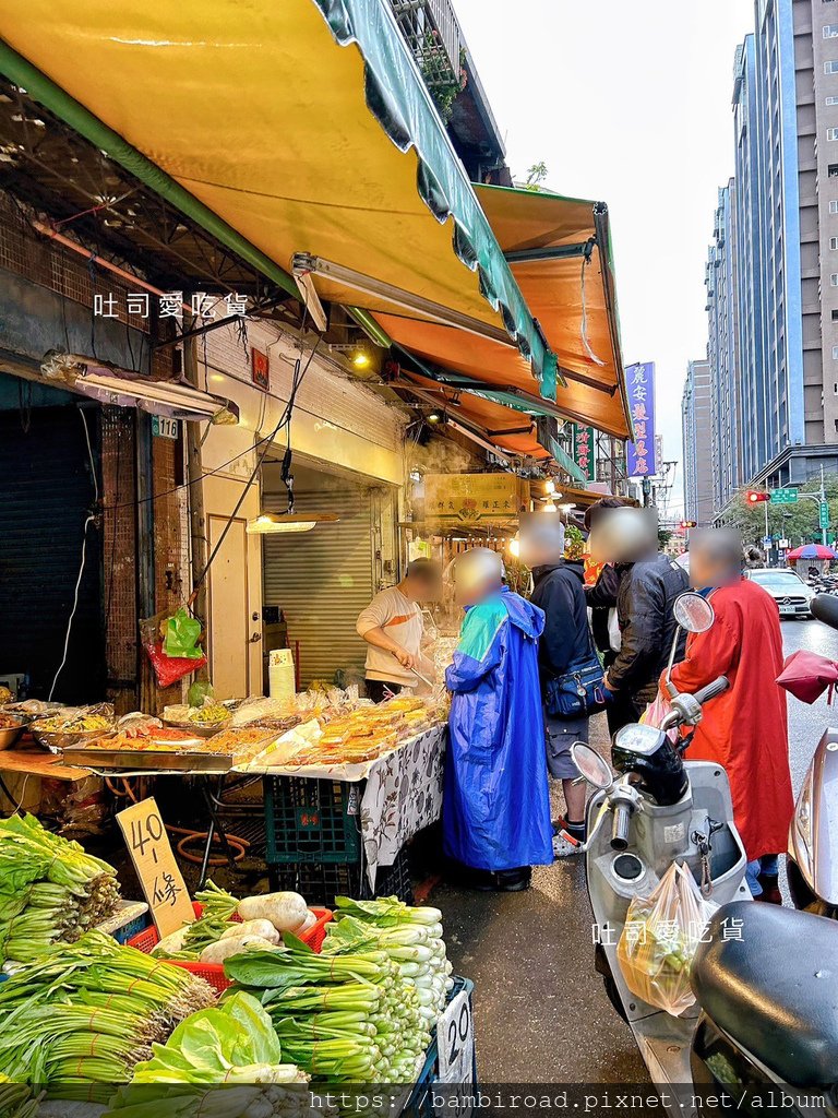 新北．中和區｜和平街市場芋頭鹹粥/芋香粥｜超便宜!料多味美C