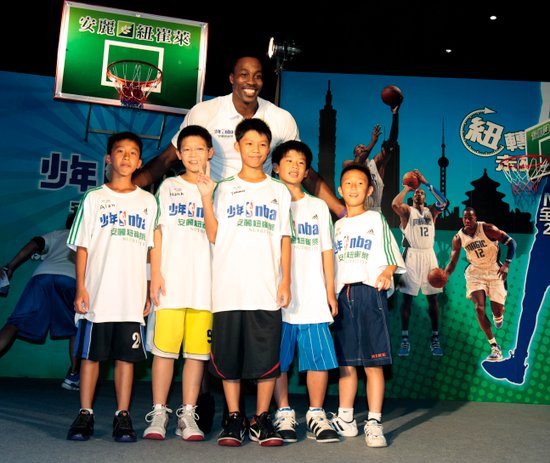 Howard與安麗紐崔萊少年NBA學員合影.JPG