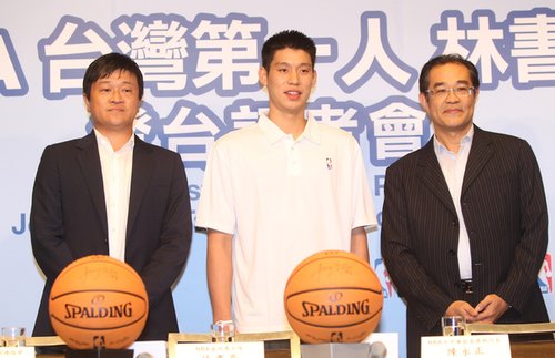 林書豪(中)與NBA首席執行長陳永正(右)、NBA台灣總經理管光中(左).jpg