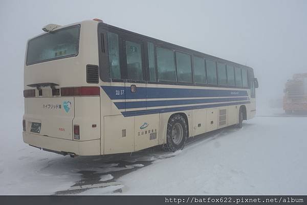 大風雪的高原巴士