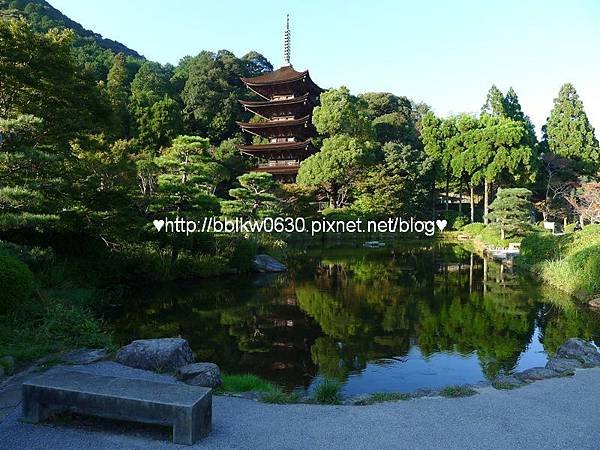 瑠璃光寺（香山公園）的池庭與五層塔 後方為古城嶽