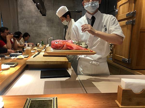 初魚鮨(ㄑ一ˊ) 初體驗～日式鐵板燒初魚日式美食 生魚片美食