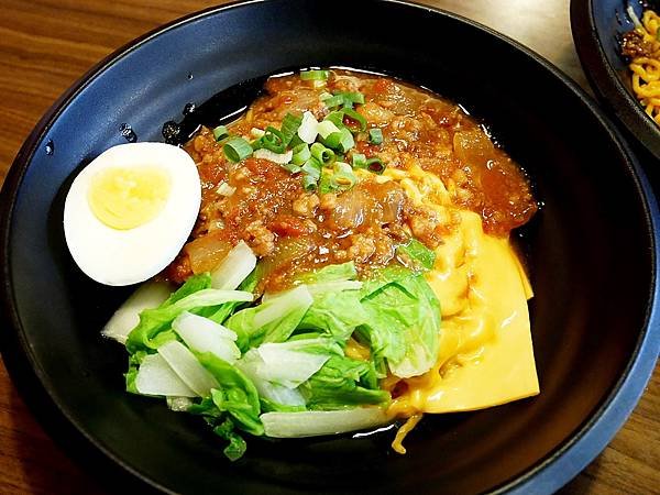 小日子麵館-板橋特色拌麵，番茄肉醬加上起司片超對味，搭配Q彈