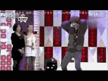 拉衣襬.gif
