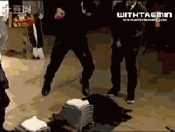 直擊地面的拳頭02.gif