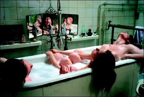 eva-green-michael-pitt-e-louis-garrel-in-una-scena-di-the-dreamers-394.jpg