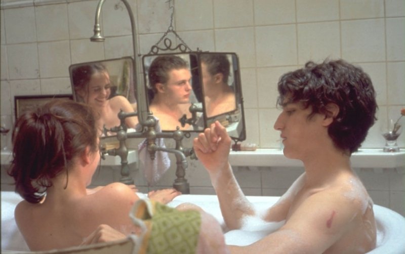 eva-green-louis-garrel-e-riflesso-nello-specchio-michael-pitt-in-una-scena-di-the-dreamers-388.jpg