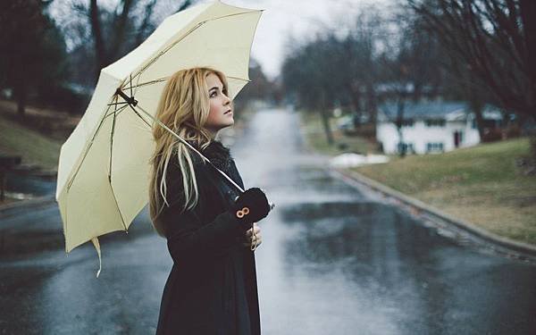 blondes women umbrellas 2560x1600 wallpaper_www.wallpaperhi.com_94