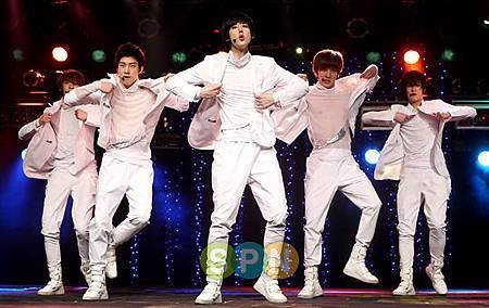 X-5 `분위기 뜨겁게 달구는 무대`.JPG