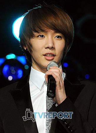 &apos;X-5&apos; 진, &apos;자체발광 조각미남&apos;.jpg