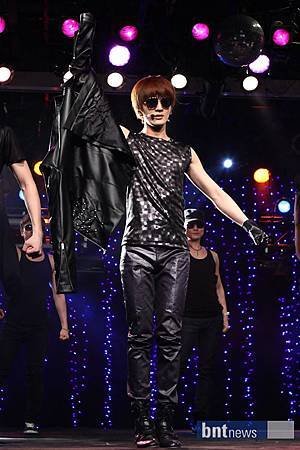X-5 태풍 &apos;겉옷 벗어던지며 남성미 과시&apos;.jpg