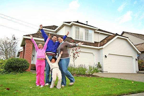 happy-family-w-hands-up-in-front-yard