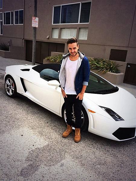 Photo-of-Liam-Payne-and-a-car-on-Twitter.jpg