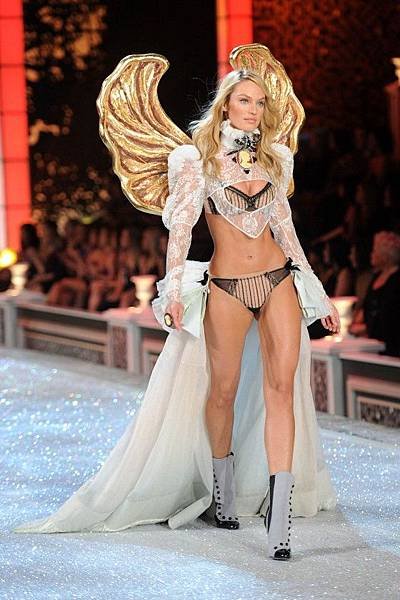 Candice Swanepoel - Sexy at Victorias Secret Fashion Show-08-560x841.jpg